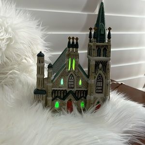 Dickens Keepsake Cathedral with Green Stain glass Windows 1995